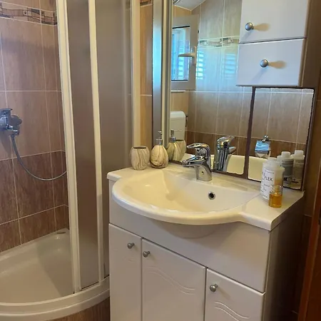 Large Comfortable 3 Bedroom Apartment *